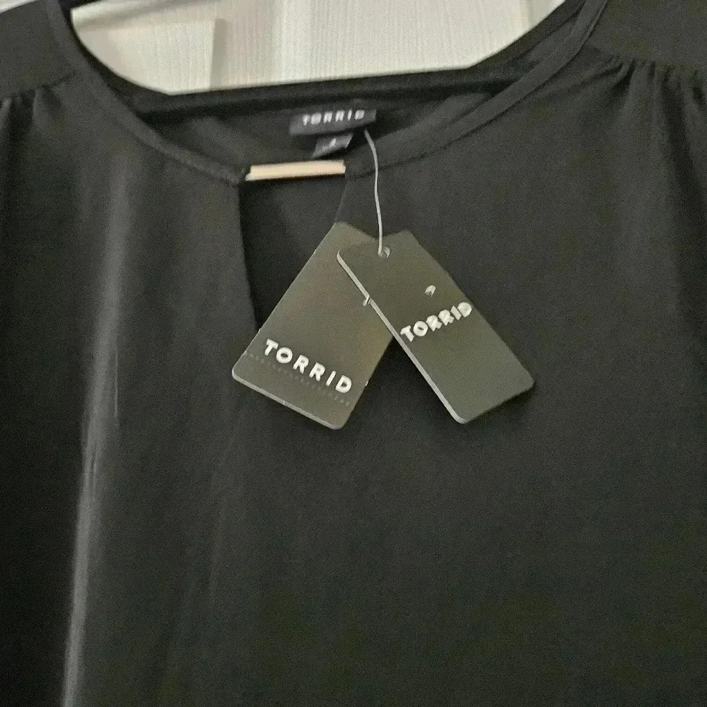 Torrid Sleeveless Flowy Tank Blouse Black (sz 4/4x/26) NWT - Picture 4 of 4